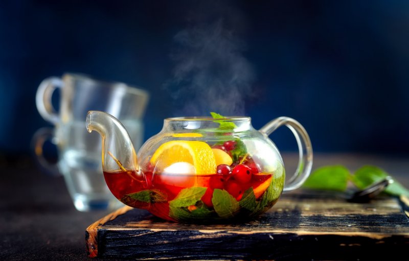 Чай с фруктами в стеклянном чайнике