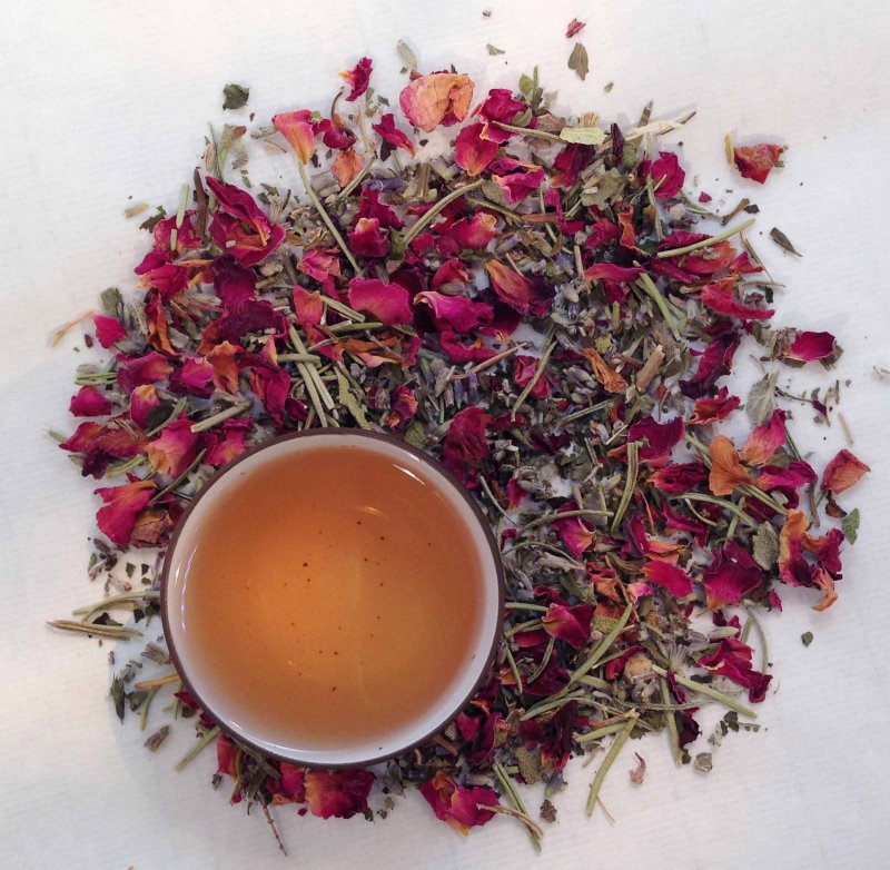 Нежные цветы и чай