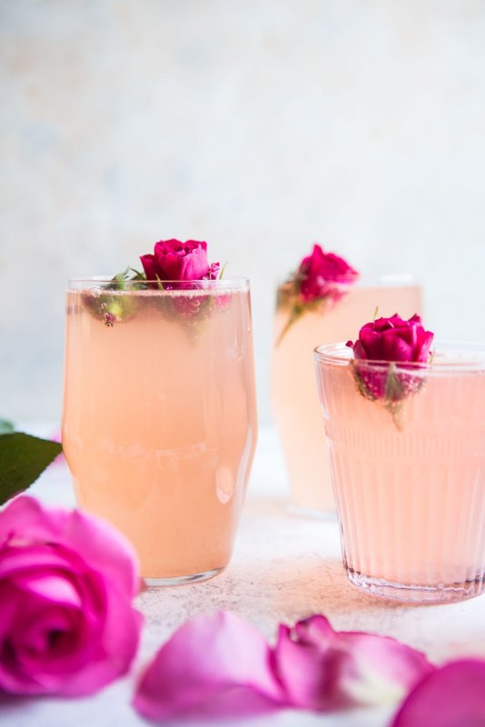 Напиток розового цвета безалкогольный