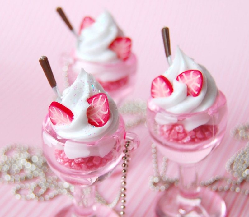 Нежно розовый десерт