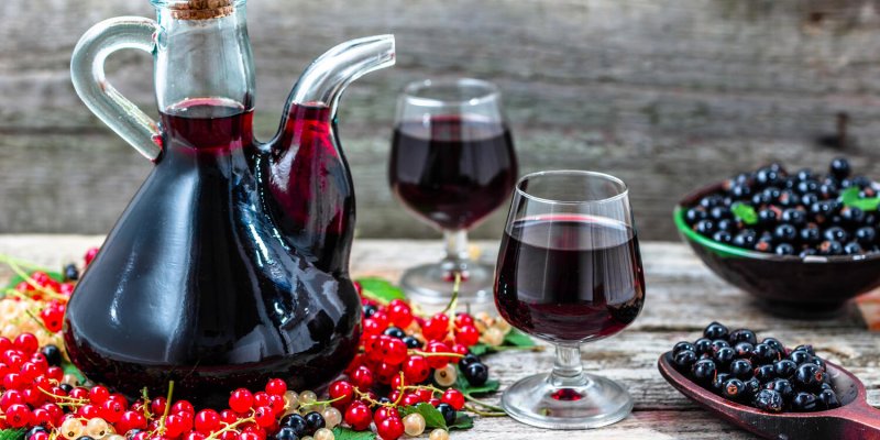 Вино наливки из черной смородины , красной смородины