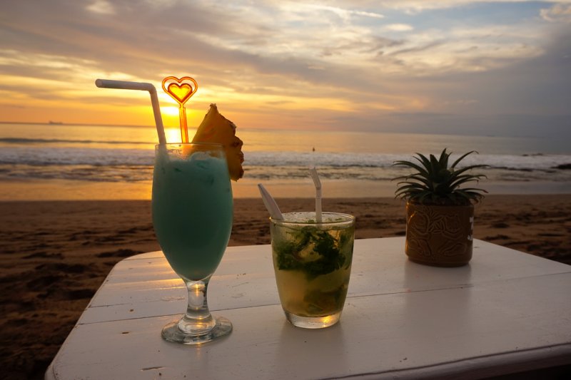 Вечерний коктейль на пляже