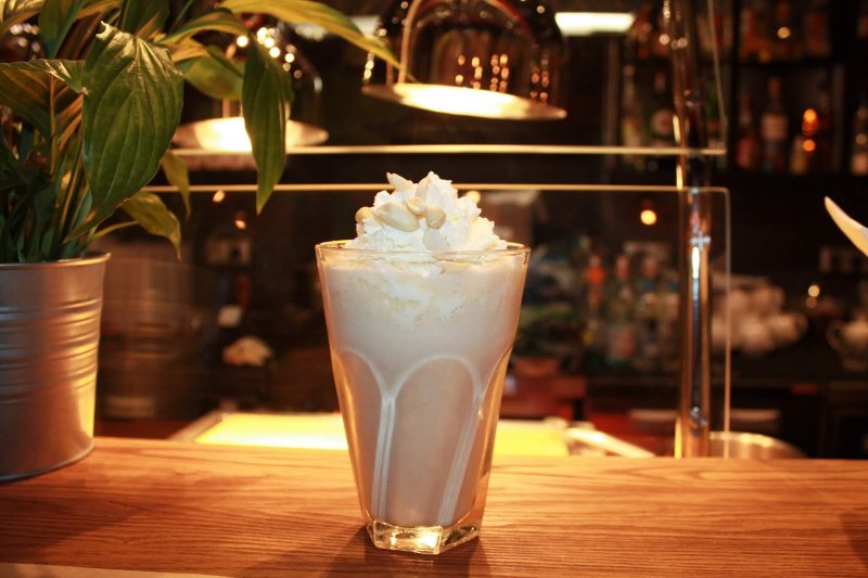 Молочный коктейль в кафе