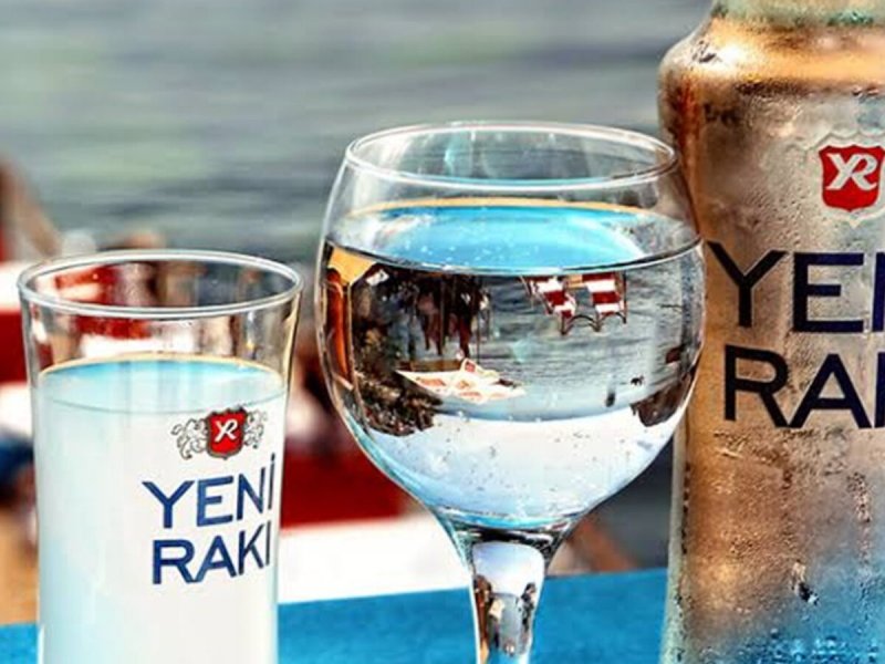 Yeni Raki в стакане
