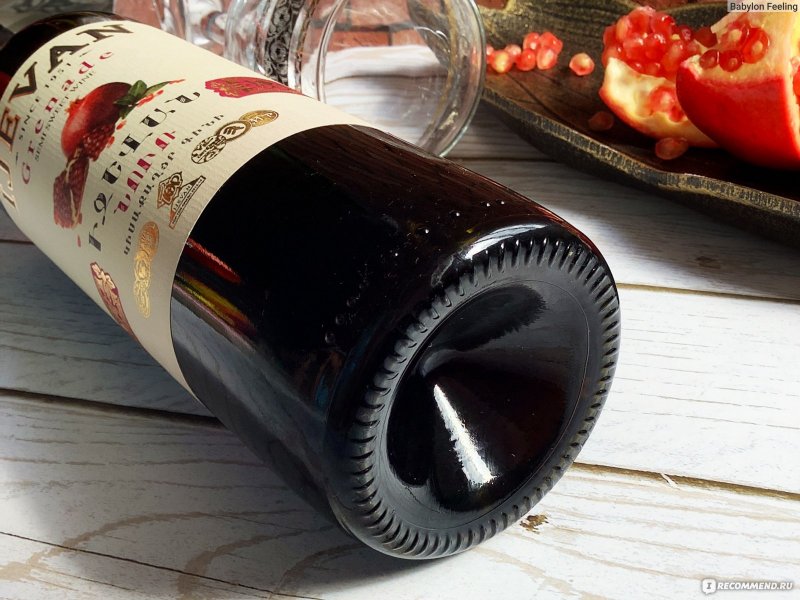 Гранатовое вино в бокале