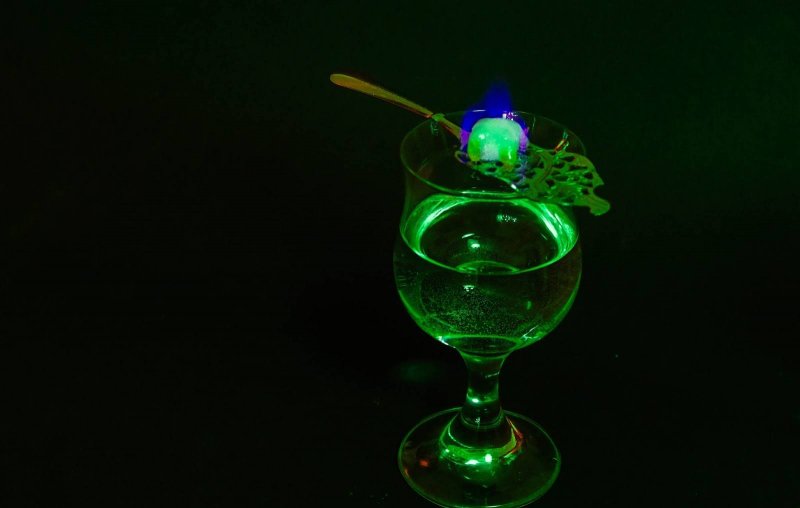 Зеленый напиток абсент