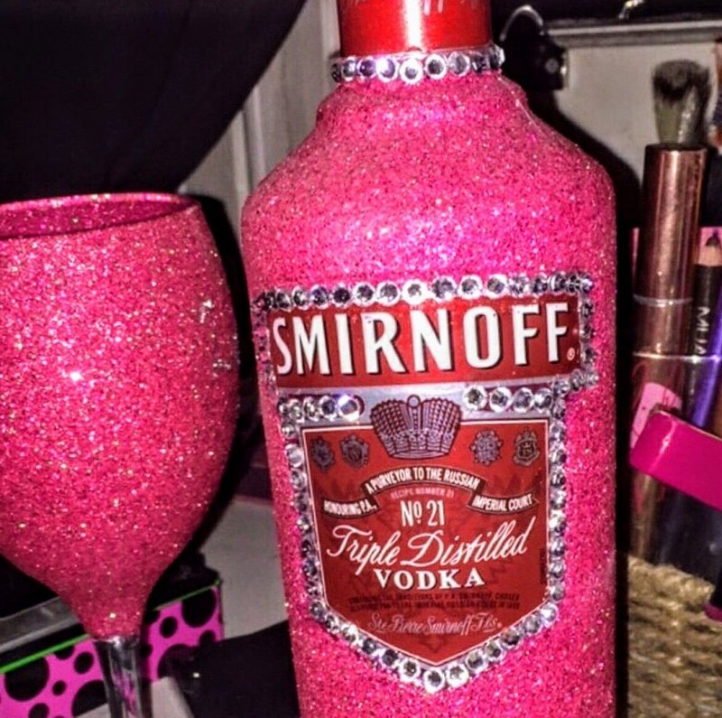 Розовый алкогольный напиток