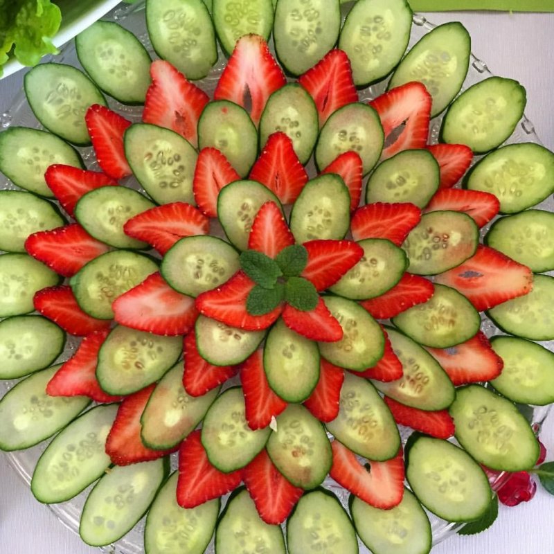 Как красиво украсить блюдо нарезанными огурцами и помидорами