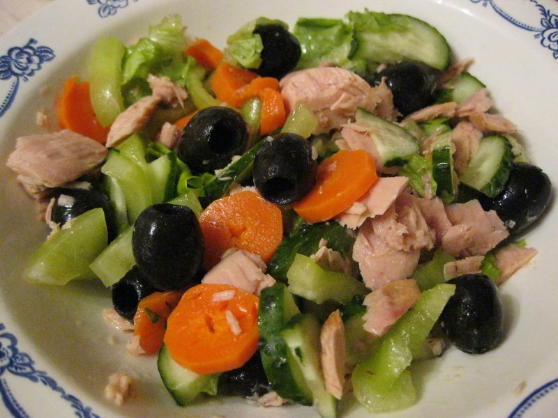 Постный салат с тунцом