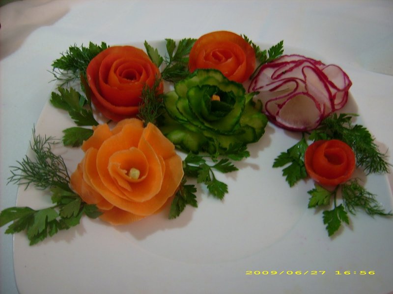 Украшаем тарелку с мясом розами из томата