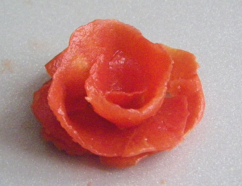 Цветок из помидора пошагово
