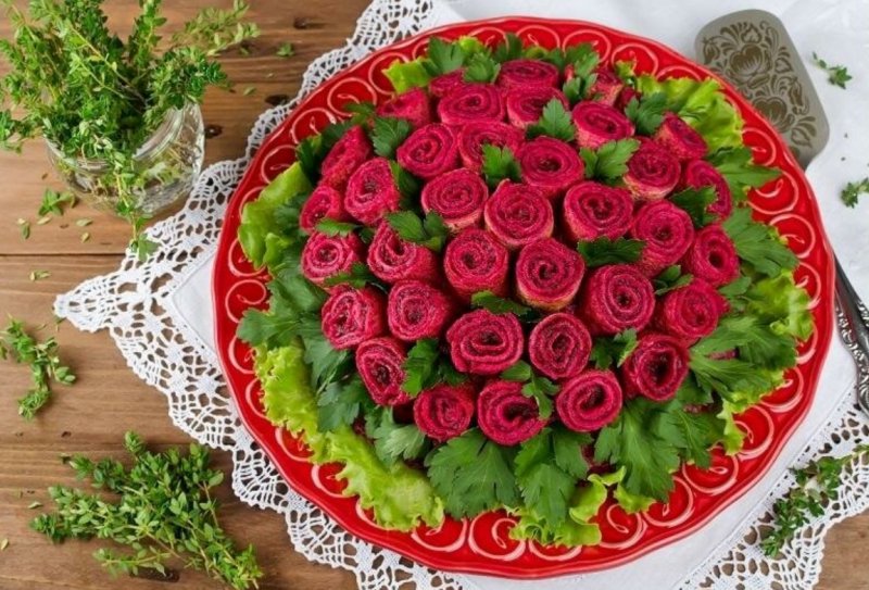 Праздничный салат букет роз с блинами