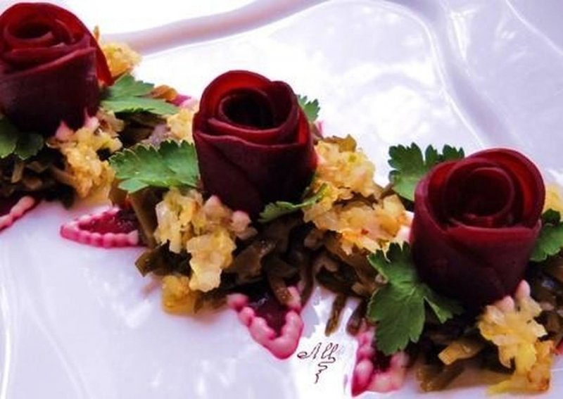 Салат с розами из блинов и свеклы