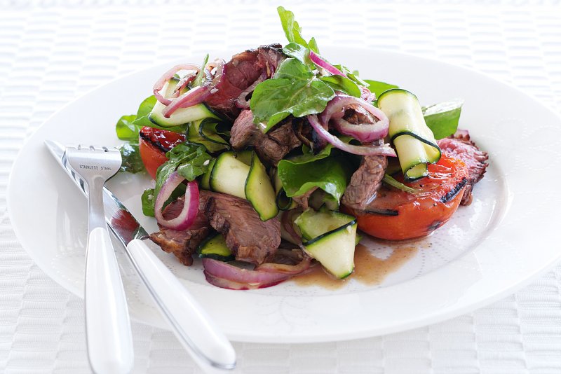 Греческий салат бифштекс с овощами