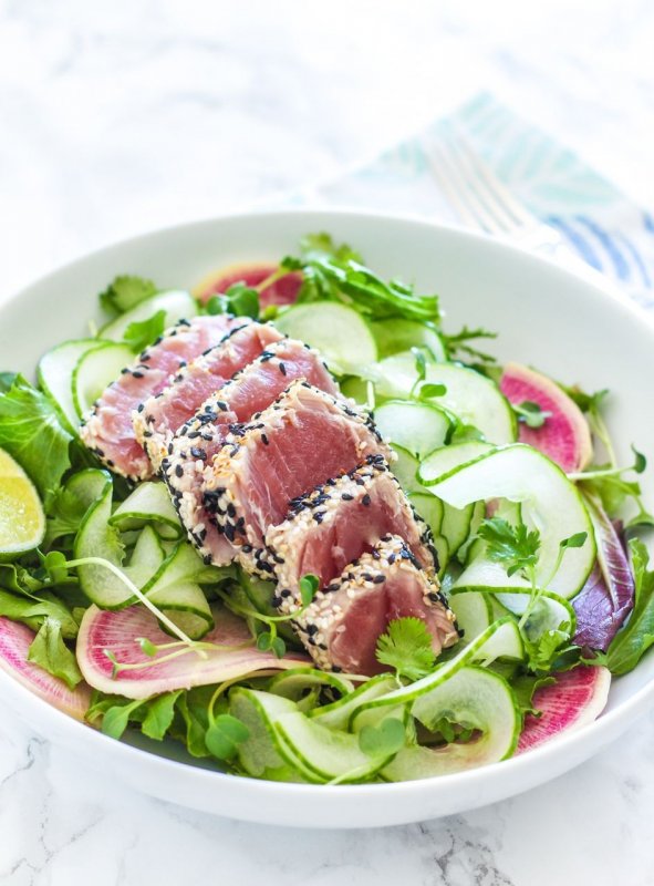 Салат со стейком тунца