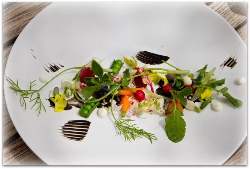 Салат со съедобными цветами