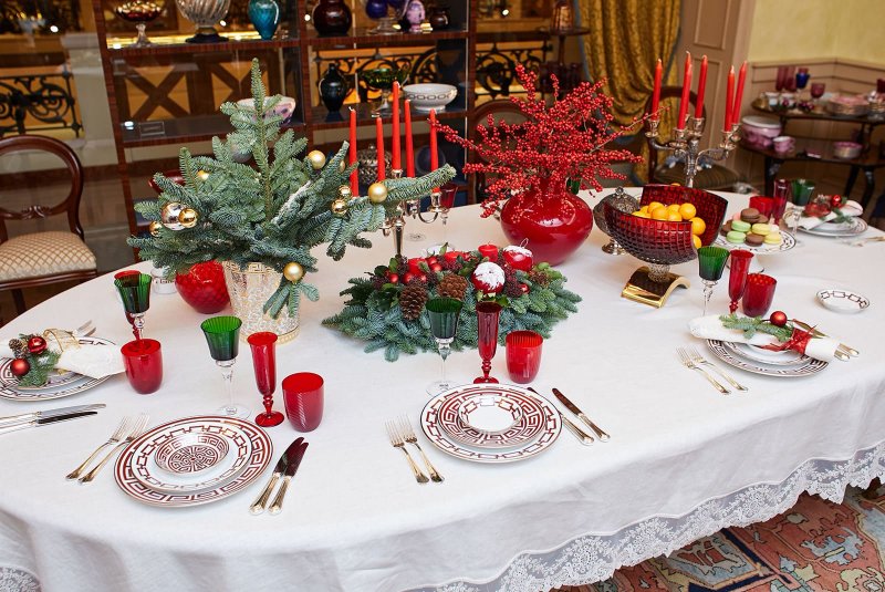 Сервировка новогоднего стола с блюдами