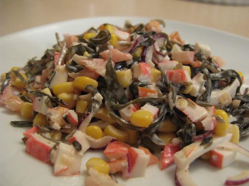 Салат из морской капусты с кальмарами и крабовыми палочками