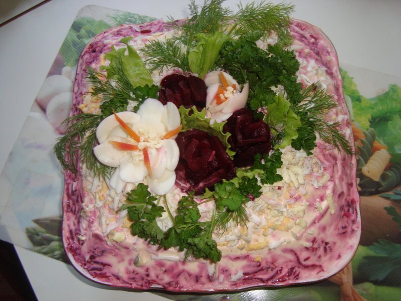 Праздничное украшение салата шуба
