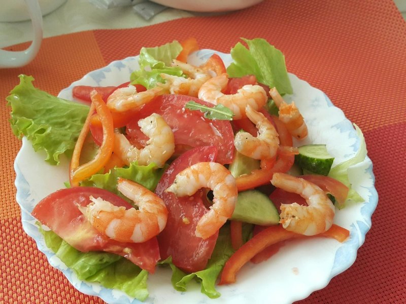 Салат с креветками кальмарами и овощами