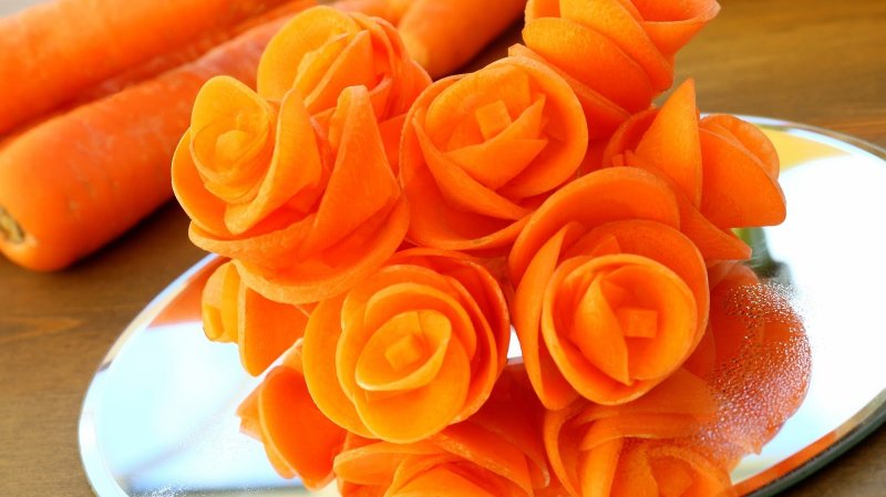 Цветы из моркови для праздничного стола