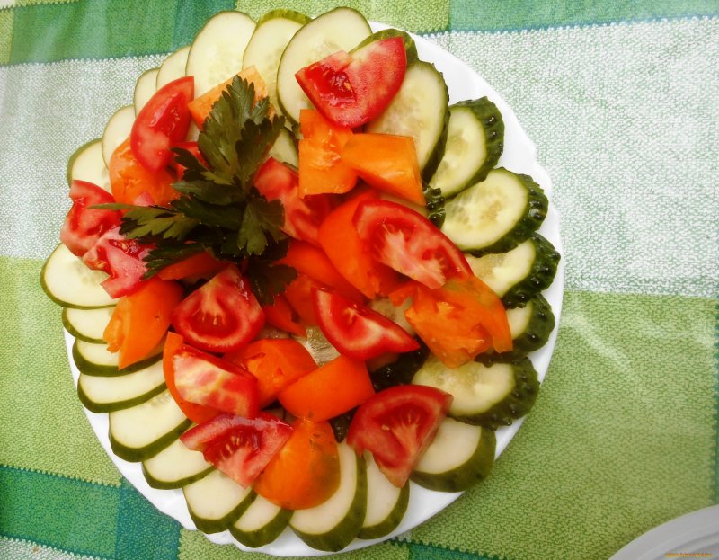 Салат с авокадо и помидорами