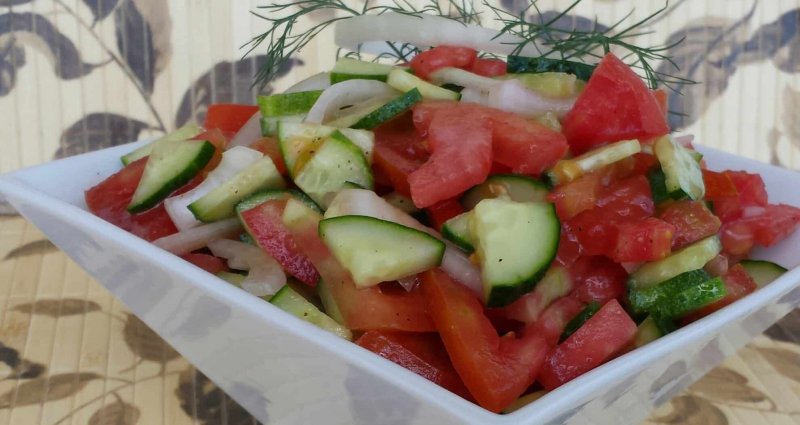 Салат из огурцов и помидоров подача