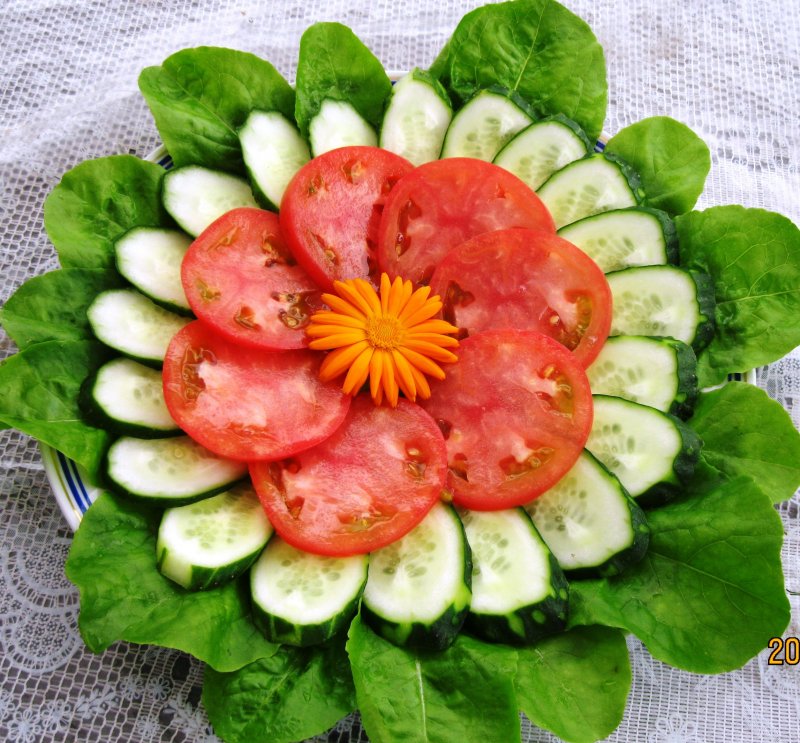 Салат из пекинской капусты с помидором и редисом