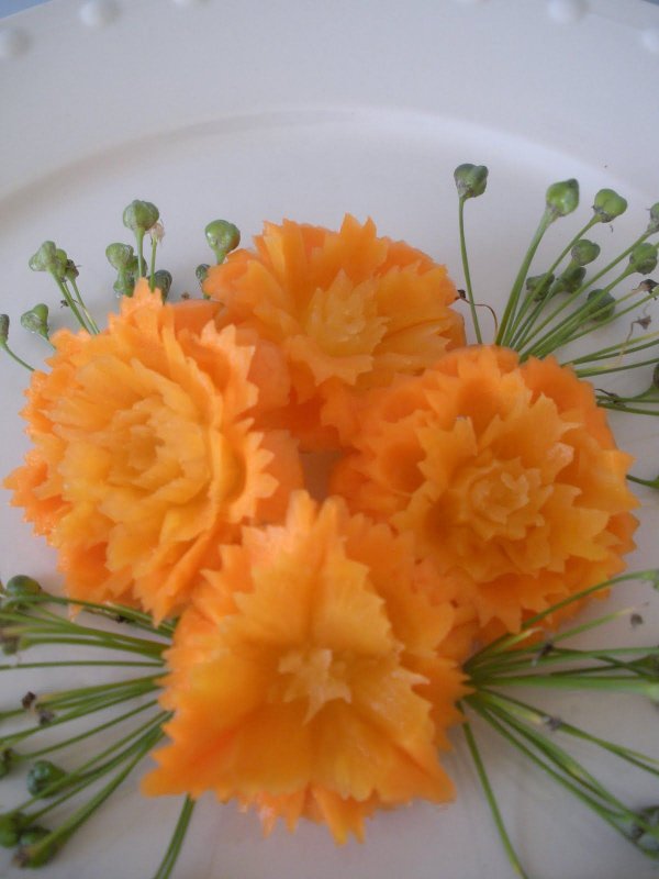 Розы из моркови для украшения