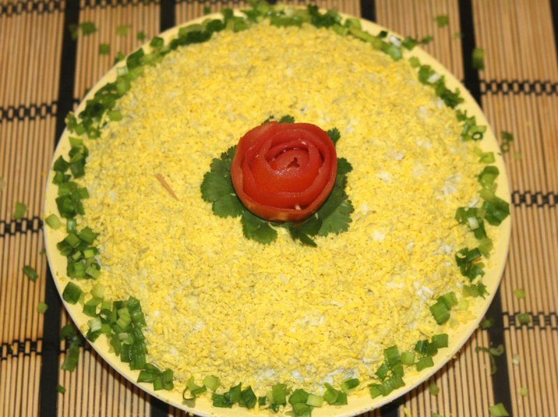 Украшение салата Мимоза кукурузой