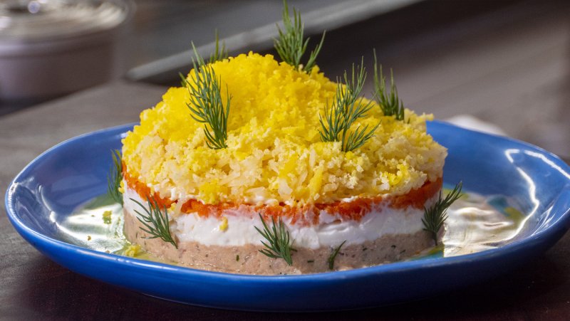 Классический салат «Мимоза» с картофелем и морковью