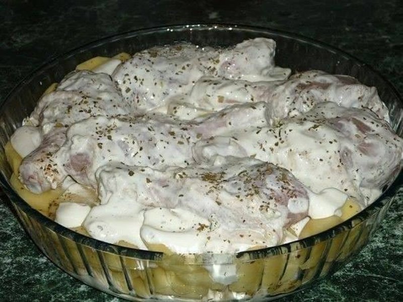 Курица с картошкой в духовке со сметаной