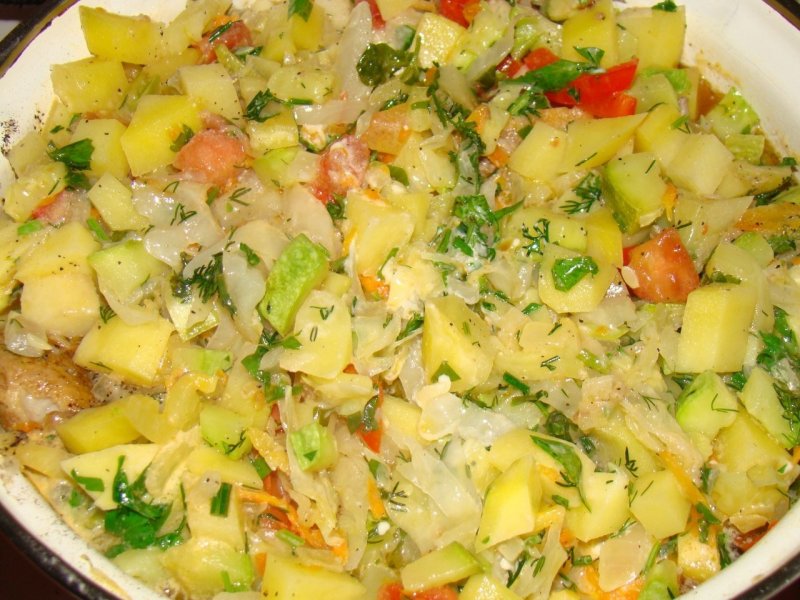 Овощное рагу с курицей и кабачками и картофелем