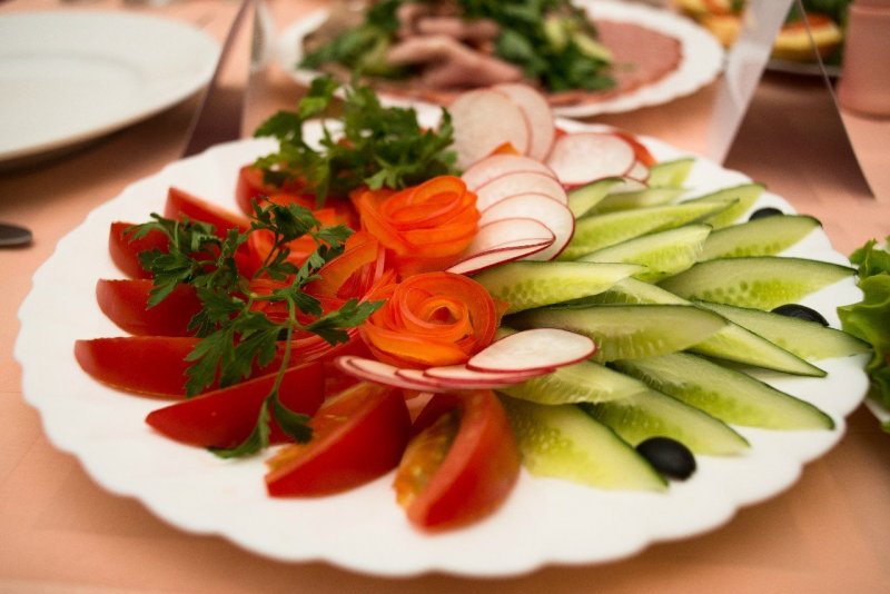 Салат из помидоров и огурцов на стол праздничный