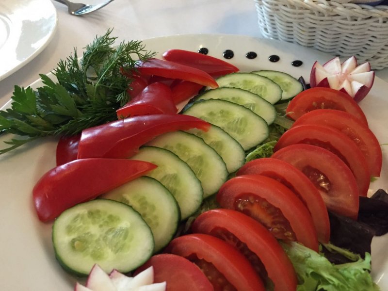 Овощное плато (огурцы, помидоры, болгарский перец, редис, зелень)