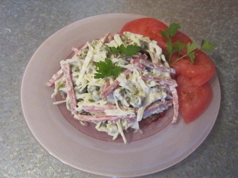 Салат с колбасой и огурцами