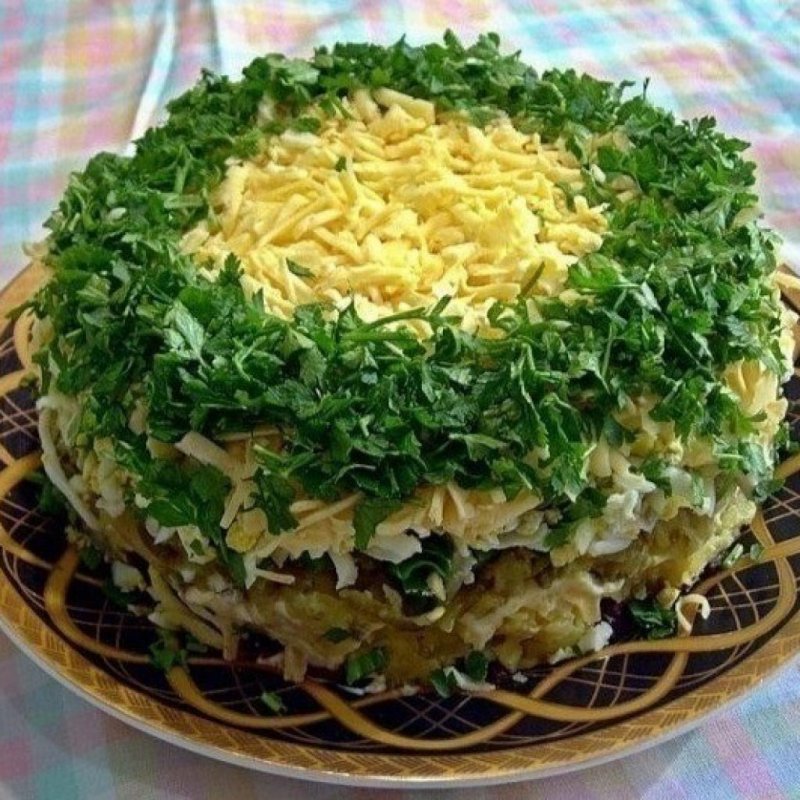 Праздничный салат с курицей и грибами