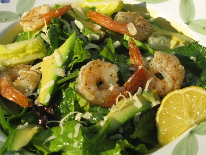 Салат с морепродуктами и авокадо