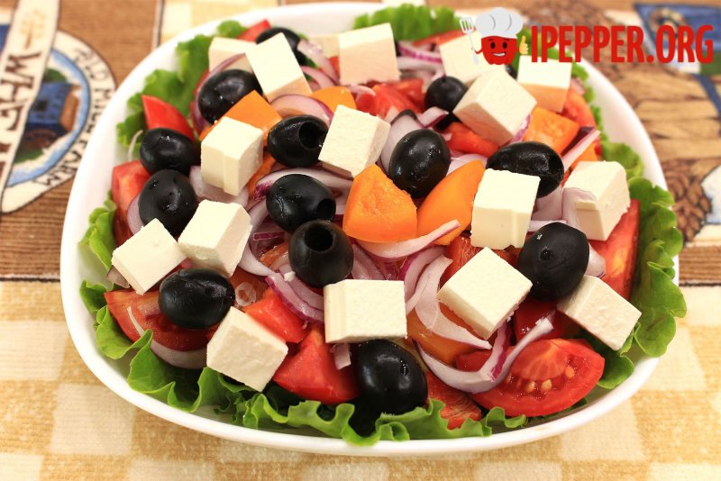 Греческий салат с брынзой по-домашнему