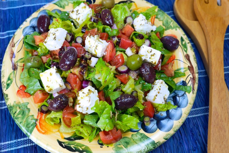 Нарезка овощей на греческий салат