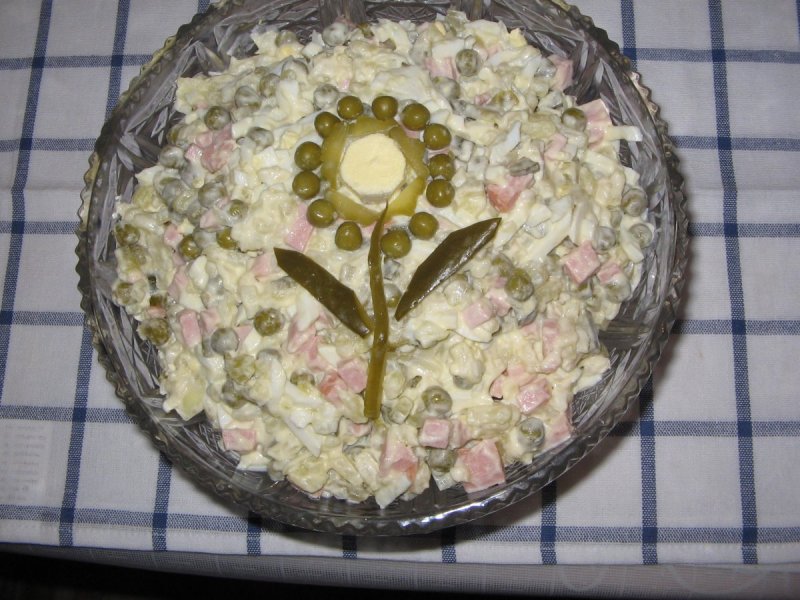 Салат украшенный оливками