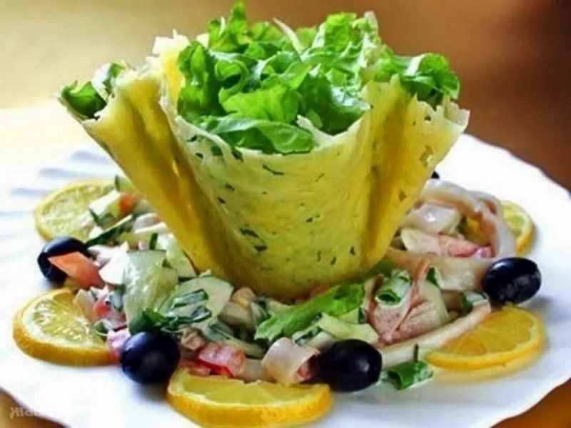 Салат в сырной корзинке