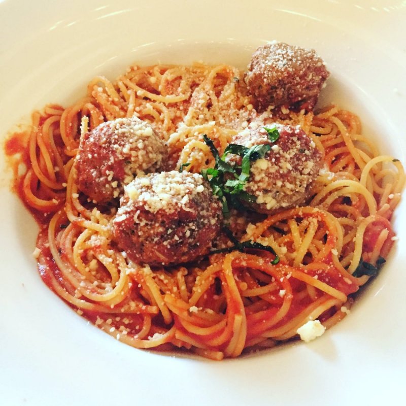Спагетти с тефтельками в томатном соусе