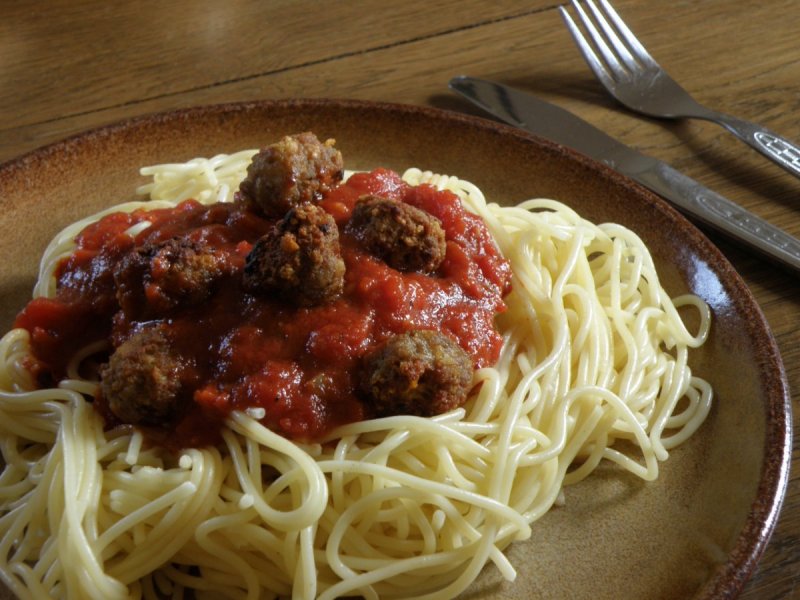 Осьминожки из тефтелек и спагетти