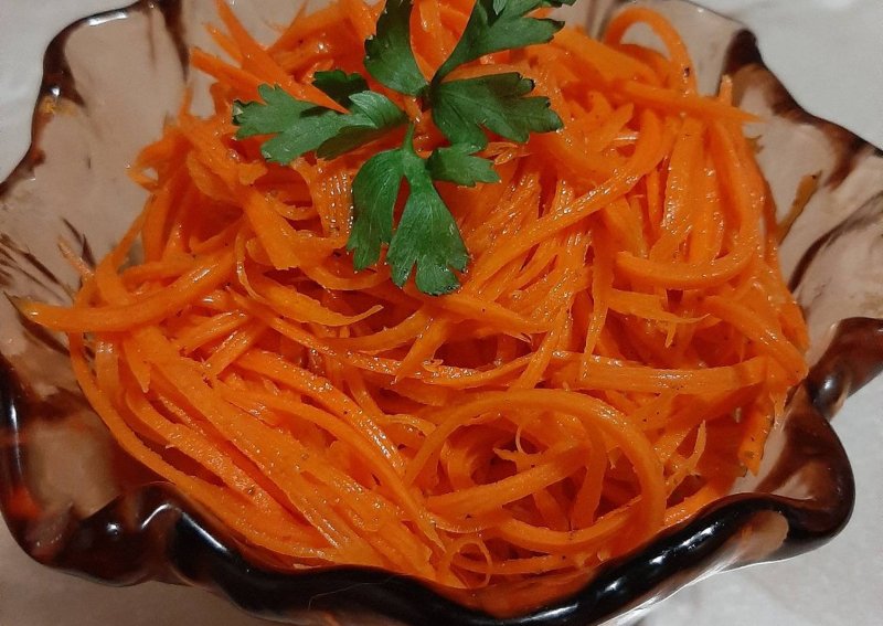 Корейская морковь на столе