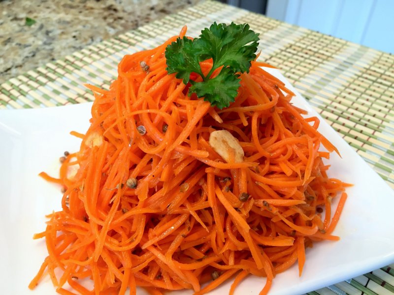 Корейская морковка сервировка