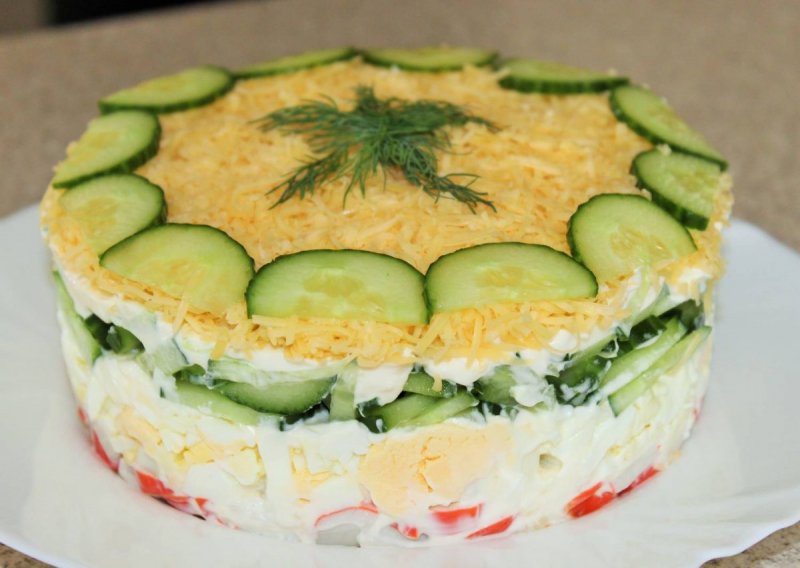 Слоеный салат с тунцом