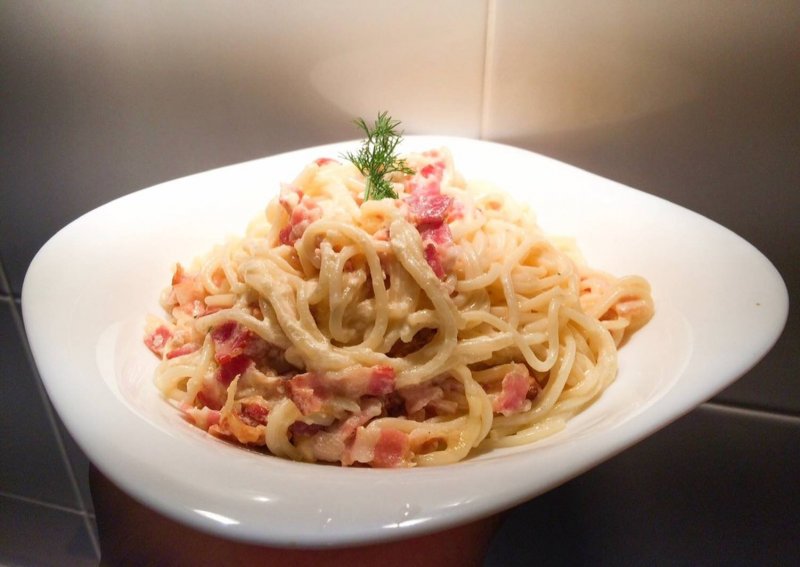 Спагетти с песто и беконом