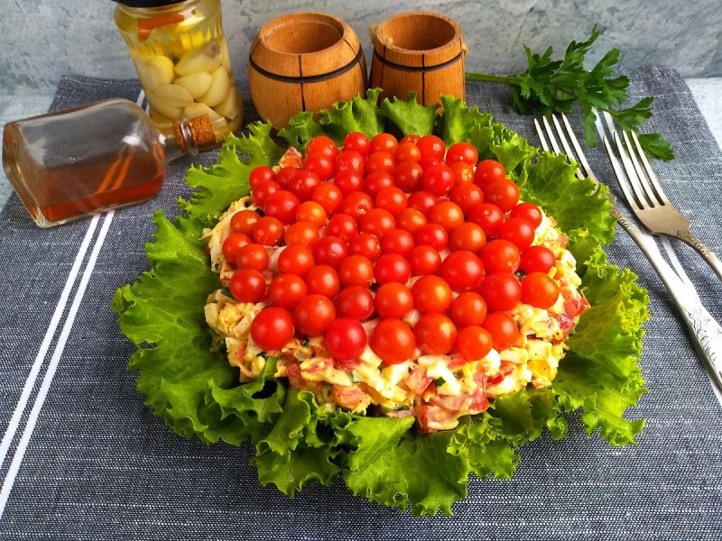 Слоеный салат с помидорами черри