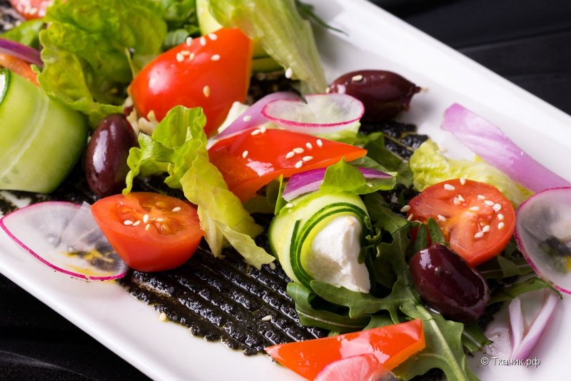 Салат с сыром фетакса и помидорами и огурцами